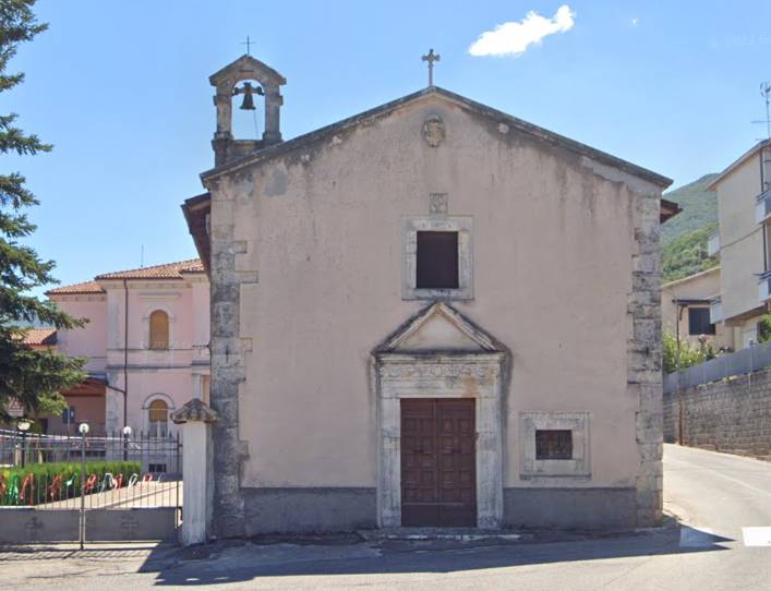 Chiesa riedificata nel settecento con pianta a unica navata dotata di quattro arcate e volta a botte. L'attacco al cielo segue il profilo di un tetto a due falde e nella facciata principale si aprono due finestrine ed il portale timpanato dove sono... Chiesa riedificata nel settecento con pianta a unica navata dotata di quattro arcate e volta a botte. L'attacco al cielo segue il profilo di un tetto a due falde e nella facciata principale si aprono due finestrine ed il portale timpanato dove sono...